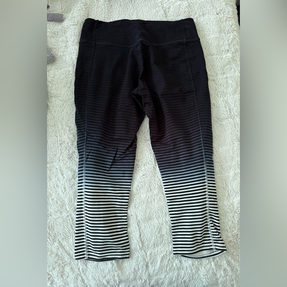Nike ombré striped cropped leggings. Size medium - Picture 5 of 5